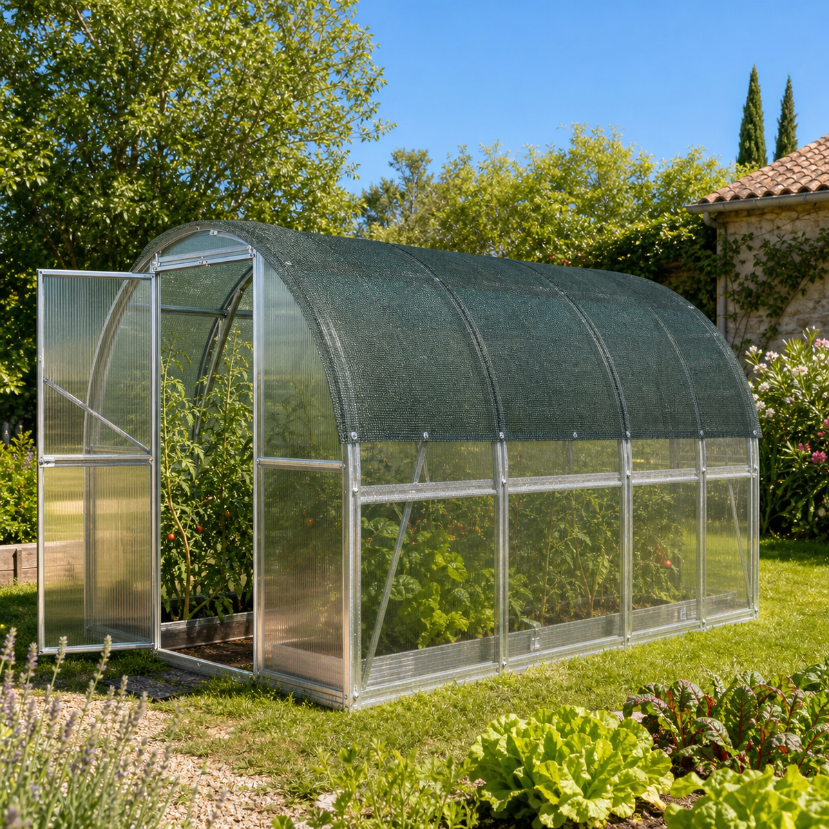 Toile d'ombrage verte 2 m de large posée sur une serre de jardin