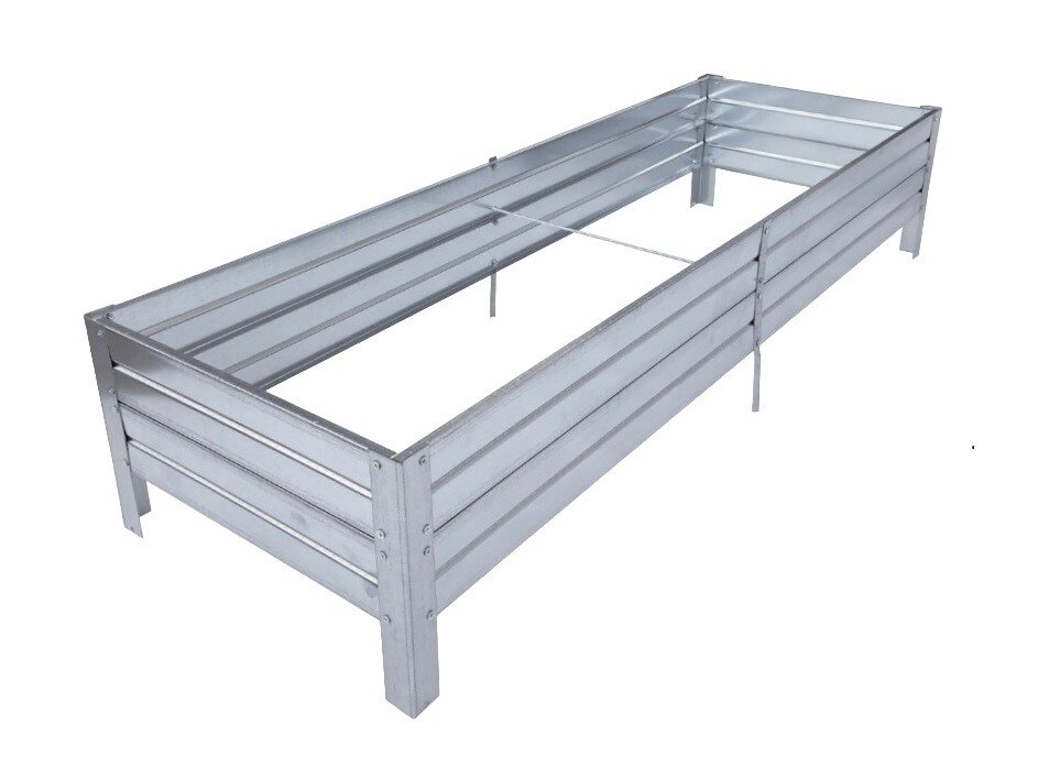 Carré potager 1,5 × 0,5 m installé dans un jardin