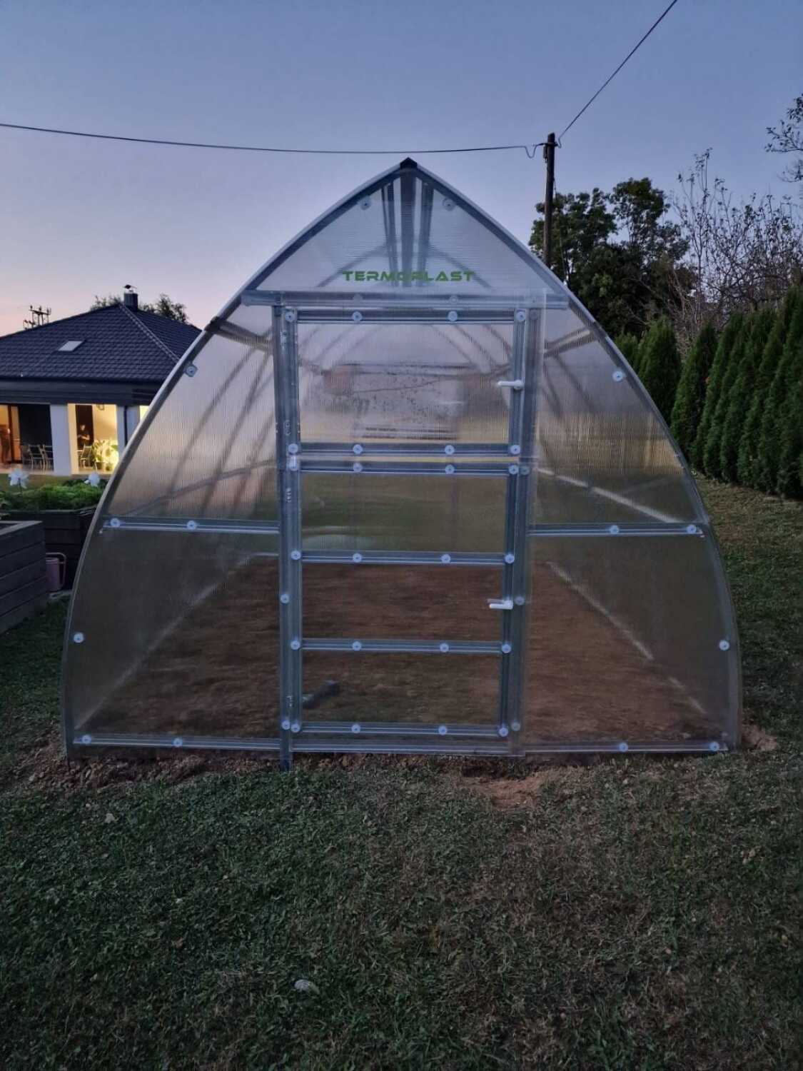 Serre de jardin L'Apogée à toit pointu, vue frontale au jardin